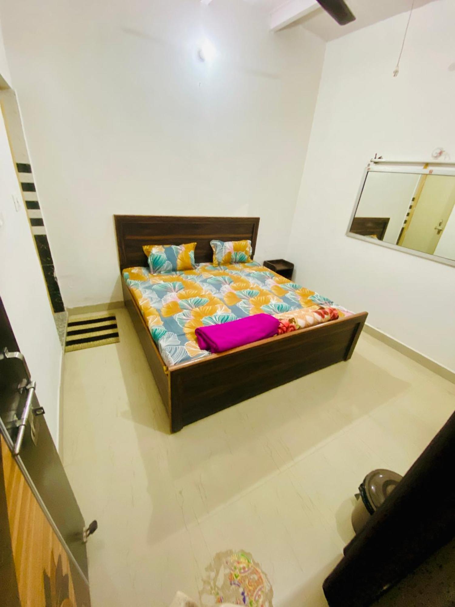 Nirupam Sadan Homestay Vrindāvan Buitenkant foto
