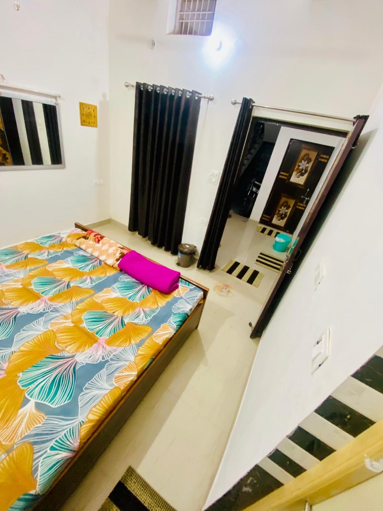 Nirupam Sadan Homestay Vrindāvan Buitenkant foto