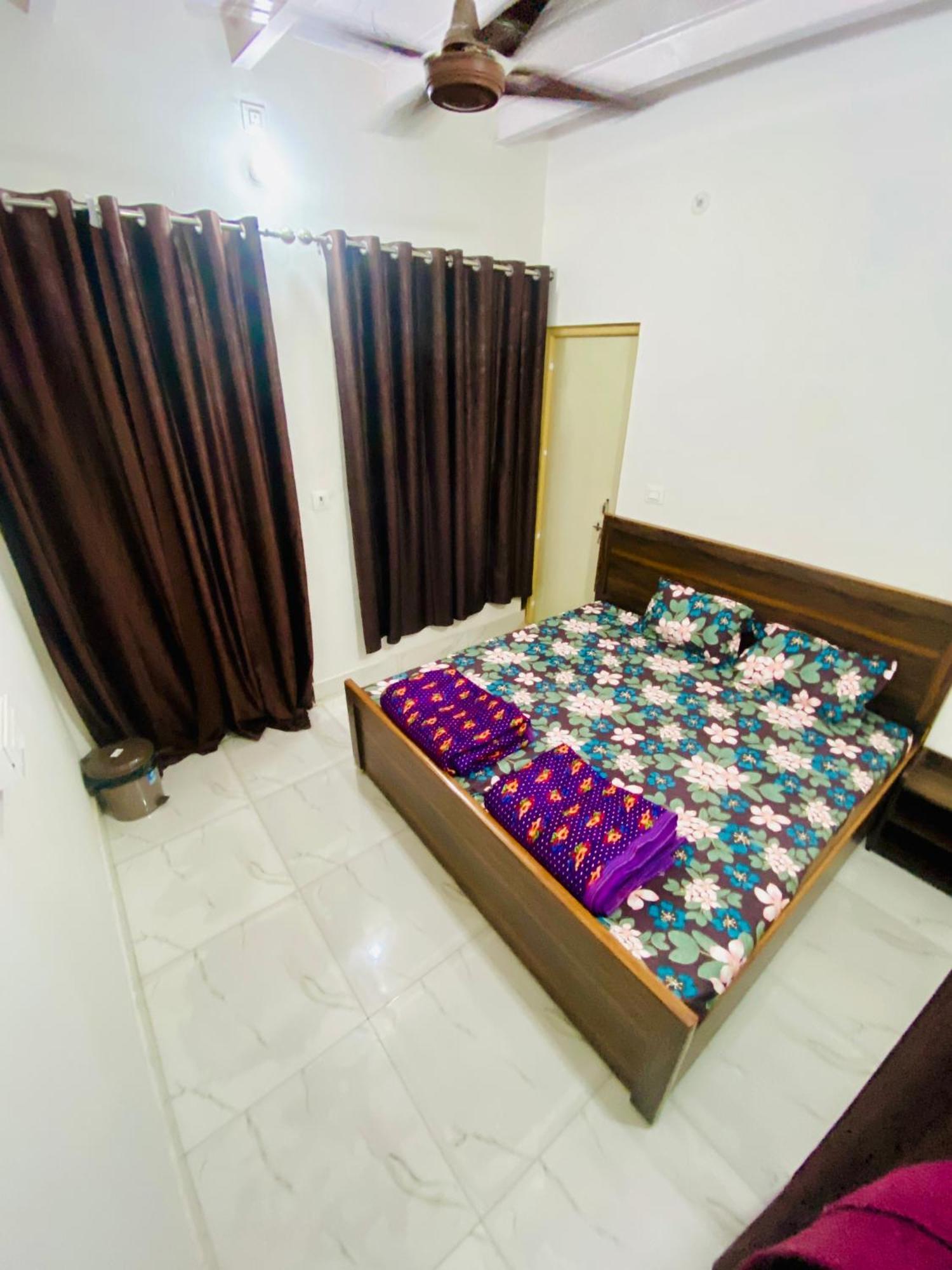 Nirupam Sadan Homestay Vrindāvan Buitenkant foto