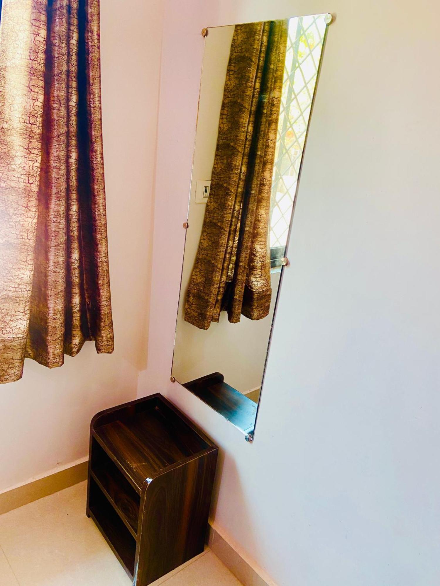 Nirupam Sadan Homestay Vrindāvan Buitenkant foto